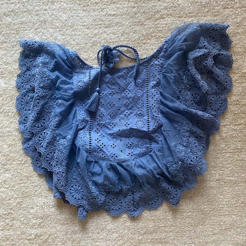 Cropped blue blouse with lace detail